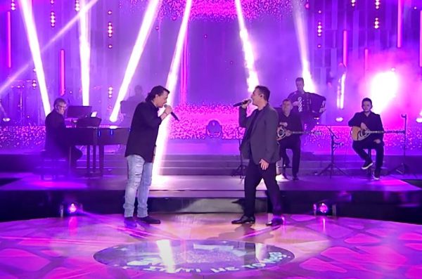 «Σπίτι με το MEGA»: Δημήτρης Μπάσης – Γιάννης Κότσιρας σ’ ένα ιδιαίτερα συγκινησιακό ντουέτο