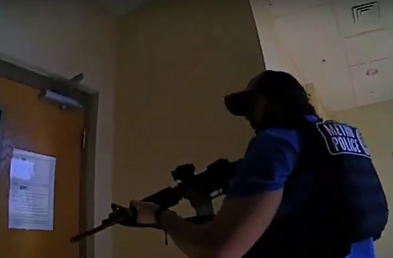 Πυροβολισμοί σε σχολείο στο Nasvhille: Η στιγμή που αστυνομικοί πυροβολούν την 28χρονη