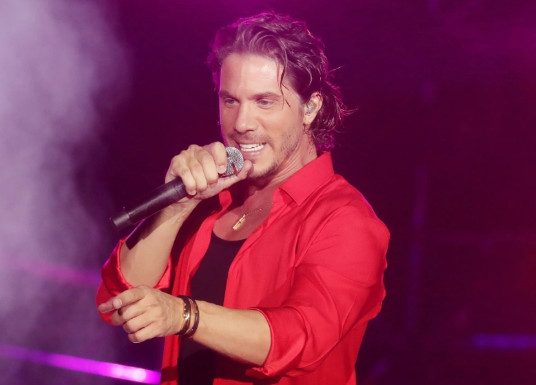 Νίκος Οικονομόπουλος: Η αντίδρασή του όταν έσκασε πανέρι με λουλούδια στο πρόσωπό του