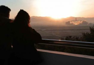Βόρεια Κορέα: Εκτόξευσε διηπειρωτικό πύραυλο υπό το βλέμμα του Κιμ και της κόρης του