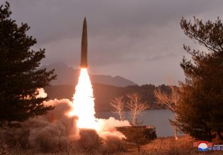 Βόρεια Κορέα: Νέες εκτοξεύσεις βαλλιστικών πυραύλων – Συνεχίζονται τα γυμνάσια ΗΠΑ και Ν. Κορέας