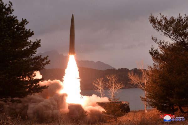 Βόρεια Κορέα: Νέες εκτοξεύσεις βαλλιστικών πυραύλων – Συνεχίζονται τα γυμνάσια ΗΠΑ και Ν. Κορέας