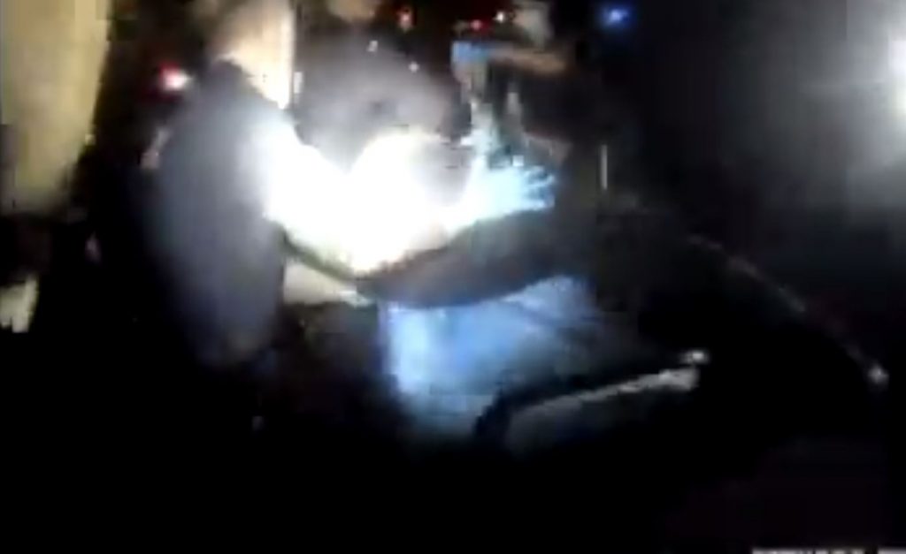 Νέα Σμύρνη: Αστυνομικοί απεγκλωβίζουν άτομα από την φωτιά στο εστιατόριο – Δείτε το βίντεο