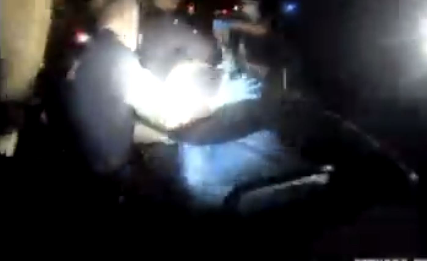 Νέα Σμύρνη: Αστυνομικοί απεγκλωβίζουν άτομα από την φωτιά στο εστιατόριο - Δείτε το βίντεο