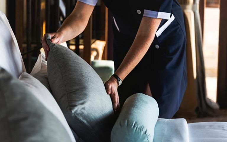 H οικιακή βοηθός που έλεγε ότι ήταν «Αγία» – Πώς εξαπάτησε μάνα και κόρη με τις «υπερφυσικές της δυνάμεις»