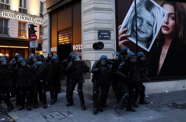 Συντάξεις: Γιατί οι Γαλλίδες νιώθουν περισσότερο αδικημένες από τους Γάλλους από τα σχέδια του Εμανουέλ Μακρόν