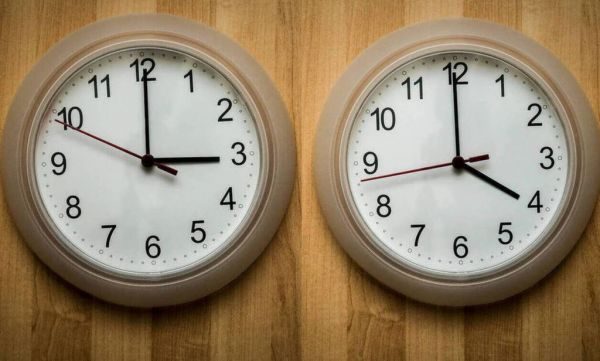 Αλλαγή ώρας 2023: Τα ξημερώματα της Κυριακής πηγαίνουμε τα ρολόγια μας μια ώρα μπροστά