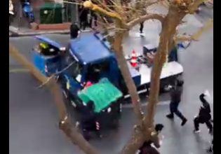 Τέμπη: Γερανός της αστυνομίας γκαζώνει και περνάει «ξυστά» από διαδηλωτές στην Ακαδημίας