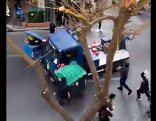 Τέμπη: Γερανός της αστυνομίας γκαζώνει και περνάει «ξυστά» από διαδηλωτές στην Ακαδημίας