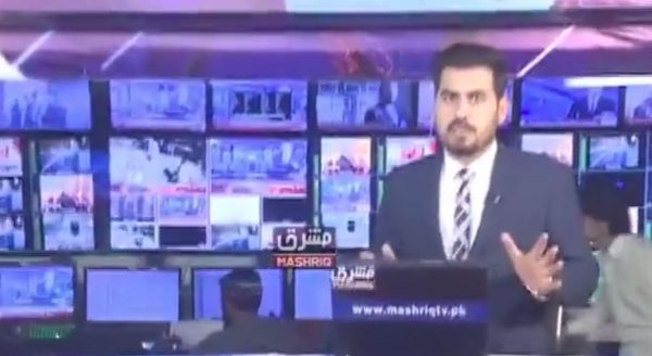 Πακιστάν: Παρουσιαστής συνεχίζει απτόητος ενώ 6,5 Ρίχτερ «χτυπάνε» τη χώρα