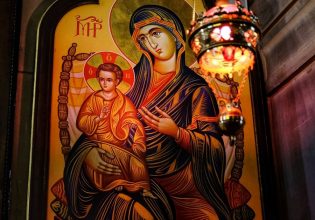 Ακάθιστος Ύμνος: Γιατί οι πιστοί στέκονται όρθιοι στην ψαλμωδία του