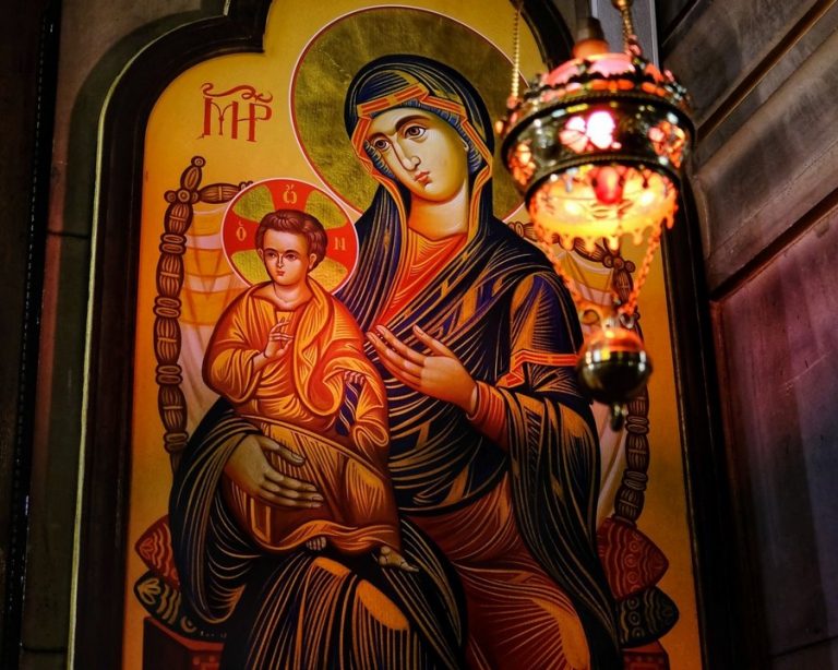 Ακάθιστος Ύμνος: Γιατί οι πιστοί στέκονται όρθιοι στην ψαλμωδία του