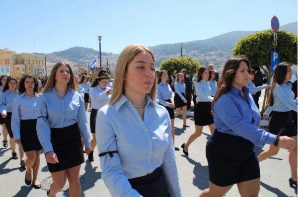 Με μαύρα περιβραχιόνια παρέλασαν οι μαθητές στη Σάμο για την τραγωδία στα Τέμπη