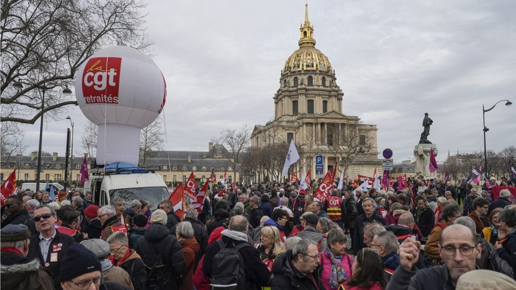 Γαλλία: «Αποκλιμάκωση» επιδιώκει η πρωθυπουργός αλλά χωρίς αναστολή της μεταρρύθμισης