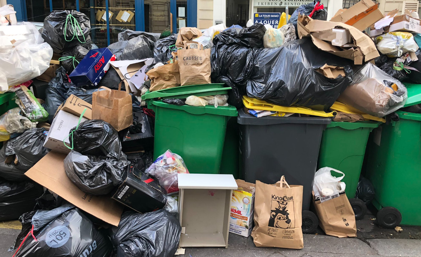 Παρίσι: Τόνοι σκουπιδιών «πνίγουν» την πόλη του Φωτός