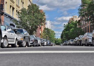 Βρετανία: Κάτοικοι του Μπρίστολ αφήνουν ευγενικά σημειώματα στα παρμπρίζ των αυτοκινήτων