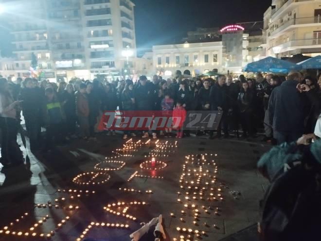 Τέμπη: Σιωπηρή διαμαρτυρία και στην Πάτρα – Με κεριά και μαύρα μπαλόνια