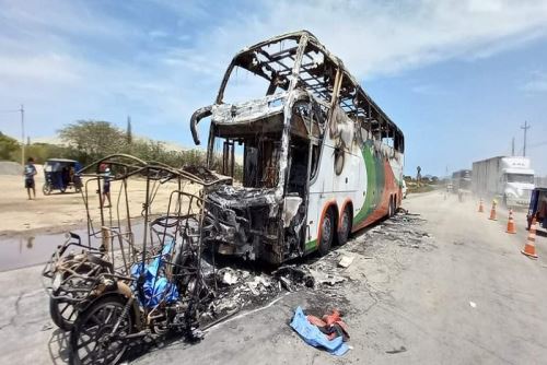 Περού: 13 νεκροί σε τροχαίο - Ανάμεσά τους 4 ανήλικοι - Τα θύματα κάηκαν μέσα σε λεωφορείο