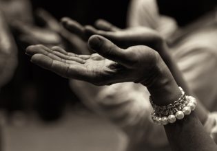 Θνησιμότητα: Πληθυσμοί με υψηλή συμμετοχή σε θρησκευτικές τελετές έχουν λιγότερους θανάτους από απόγνωση, λέει ο Economist