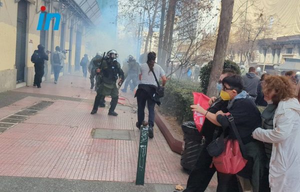 Χημικά και βία στο Σύνταγμα μετά τη συγκέντρωση για την τραγωδία στα Τέμπη