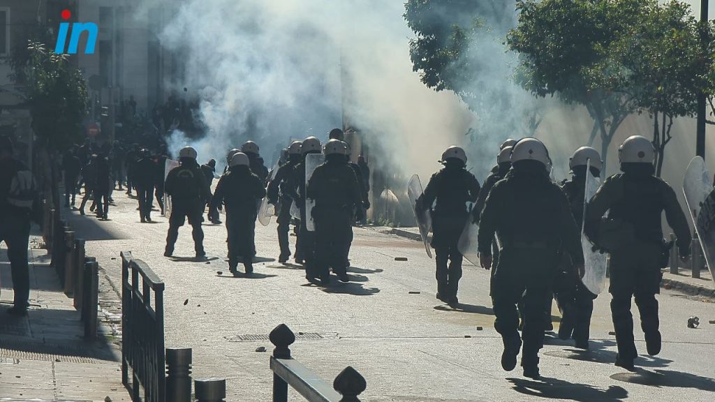 Τέμπη: Το in στη μεγάλη συγκέντρωση – Επεισόδια γύρω από το Σύνταγμα