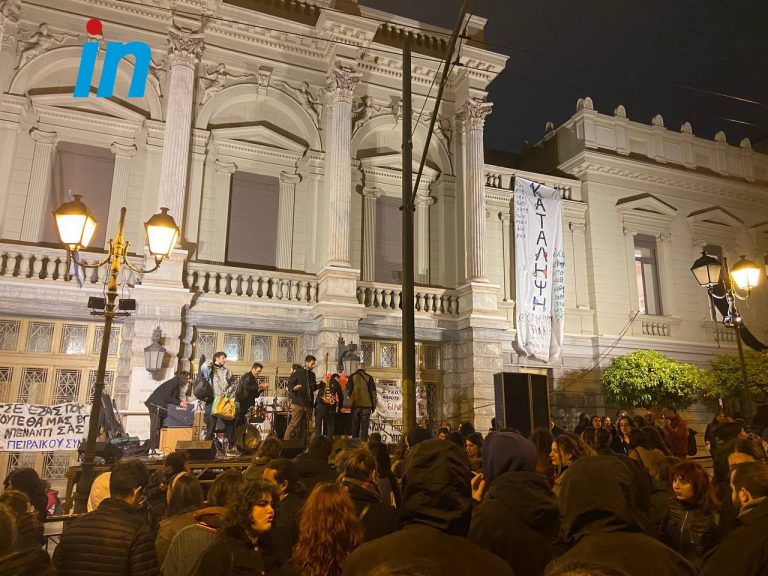 To in στη μεγάλη συναυλία των καλλιτεχνών στην κατάληψη Τσίλλερ