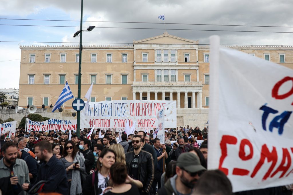 Τέμπη: «Το έγκλημα δεν θα συγκαλυφθεί» – Απεργιακός ξεσηκωμός – Οργή στους δρόμους, «μαύρο» στις δημοσκοπήσεις