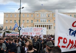 Τέμπη: «Το έγκλημα δεν θα συγκαλυφθεί» – Απεργιακός ξεσηκωμός – Οργή στους δρόμους, «μαύρο» στις δημοσκοπήσεις