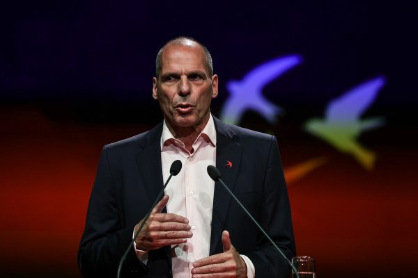 Γιάνης Βαρουφάκης: Προσαγωγή 18χρονου για την επίθεση στον γραμματέα του ΜέΡΑ25