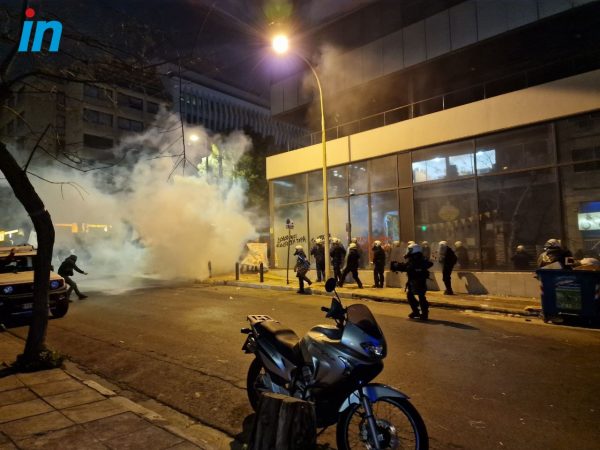 Τέμπη: Συγκέντρωση έξω από τα γραφεία της Hellenic Train – Επεισόδια, κρότου λάμψης και δακρυγόνα
