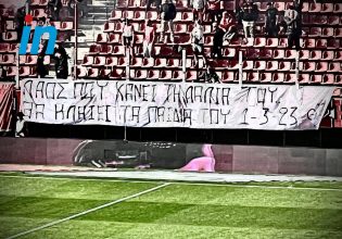 Συγκλονιστικό πανό στο Καραϊσκάκη για την τραγωδία στα Τέμπη