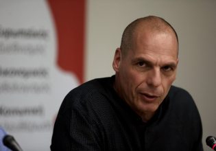 Με κάταγμα στη μύτη από κλωτσιά ο Γιάνης Βαρουφάκης – Τα νεότερα για την υγεία του