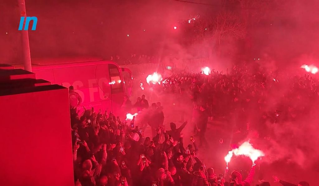 Χαμός στον Ρέντη: Χιλιάδες οπαδοί του Ολυμπιακού αποθέωσαν την αποστολή! (vid,pics)