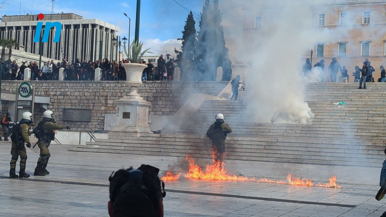 Τέμπη: Επεισόδια με χημικά στη πορεία στο κέντρο της Αθήνας