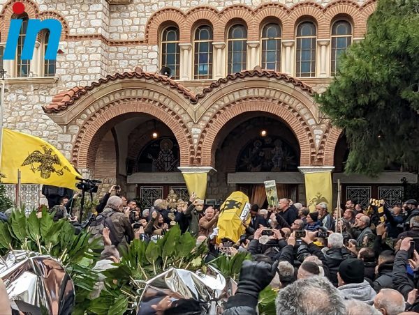 Μίμης Παπαϊωάννου: Το in στο λαϊκό προσκύνημα και την κηδεία του θρύλου του ελληνικού ποδοσφαίρου