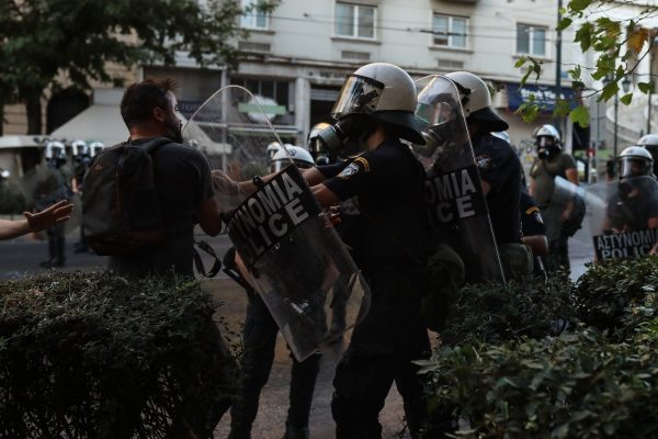 «Τα ΜΑΤ μου έριξαν χειροβομβίδα» καταγγέλλει φωτορεπόρτερ – Σοβαρός ο τραυματισμός του