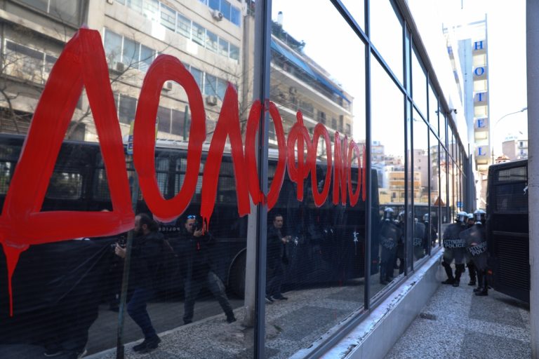 «Βράζουν» οι νέοι για τα Τέμπη – Μεγάλη συγκέντρωση έξω από την Hellenic Train