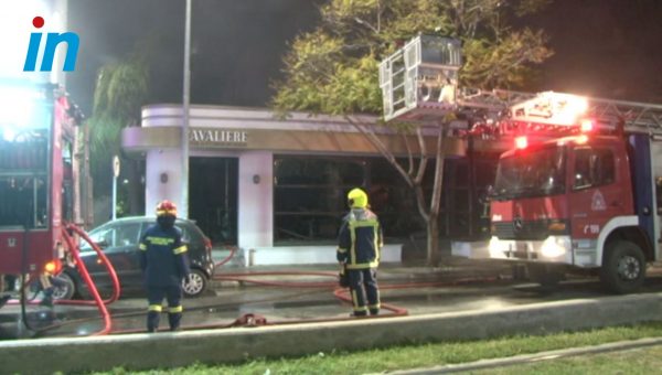 Φωτιά στη Νέα Σμύρνη: «Πέταξαν γκαζάκια μέσα στο εστιατόριο» – Μαρτυρία κατοίκου για την εμπρηστική επίθεση