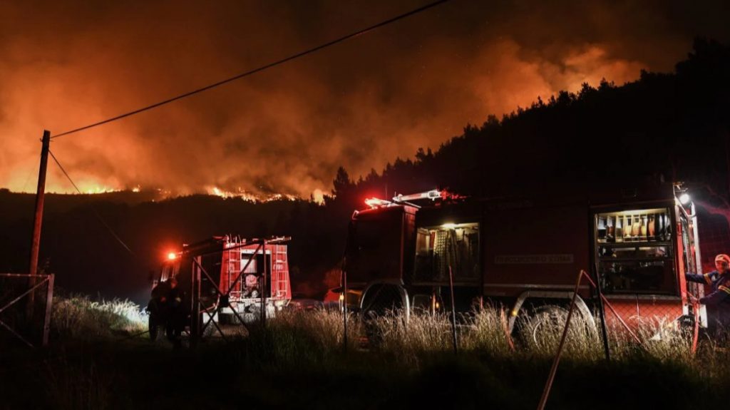 Κορινθία: Πυρκαγιά σε δασική έκταση στο Δερβένι – Πνέουν δυνατοί άνεμοι
