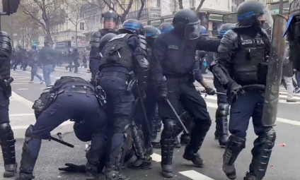 Διαδηλώσεις στη Γαλλία: Αστυνομικοί τραβούν συνάδελφό τους που χτυπήθηκε στο κεφάλι