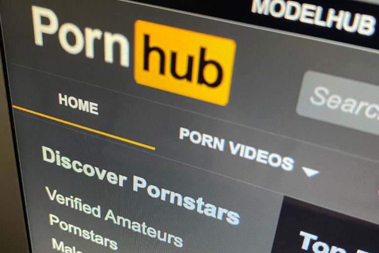 Pornhub: Εξαγοράστηκε η μητρική εταιρεία της πλατφόρμας