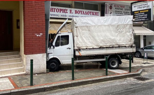 Καβάλα: Φορτηγό έπεσε πάνω σε περιπολικό