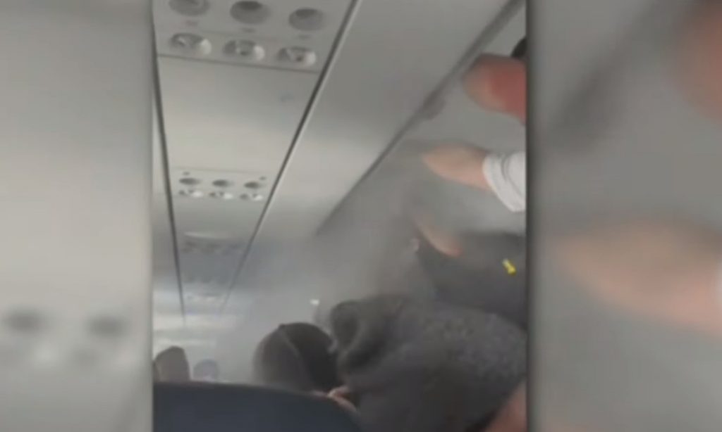 Χαμός σε πτήση: Πήρε φωτιά αποσκευή και το πιλοτήριο γέμισε καπνό
