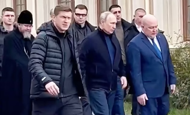 Κριμαία: Βίντεο με τον Πούτιν να κουτσαίνει – Φουντώνουν οι φήμες για την υγεία του