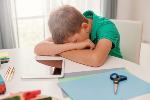 Δύσκολη η μέρα των παιδιών μετά από στέρηση ύπνου 30 λεπτών