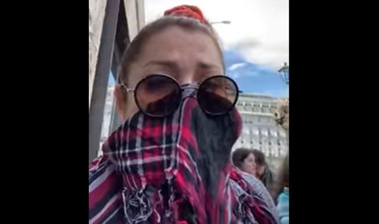 Κλέλια Ρένεση: Αγκαλιά με το παιδί της στο Σύνταγμα – «Μας έχουν πνίξει τα χημικά»