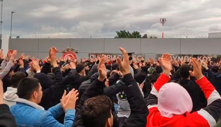 Χαμός στον Ρέντη: Εκατοντάδες φίλοι του Ολυμπιακού για να εμψυχώσουν τους παίκτες πριν την ΑΕΚ (vids)
