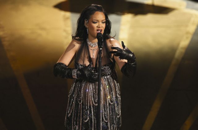 Rihanna: Έλαμψε στα Όσκαρ - Η εντυπωσιακή εμφάνισή της που μάγεψε