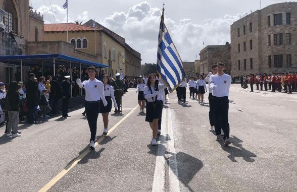 Ρόδος: Έκαναν παρέλαση με κορδέλες πένθους λόγω Τεμπών
