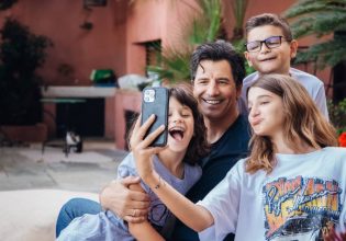 Σάκης Ρουβάς: Δυο φωτογραφίες με διαφορά λίγων ετών – Ποζάρει με την κόρη του και αποθεώνεται